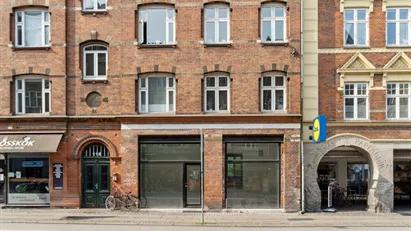 Flot butik/klinik/Coffee shop med store facadevinduer – Flot butik/klinik/Coffee shop med store facadevinduer –