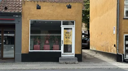 Butikslokale med stort udstillingsvindue lige ved gågaden i Roskilde Butikslokale med stort udstillingsvindue lige ved gågaden i Roskilde