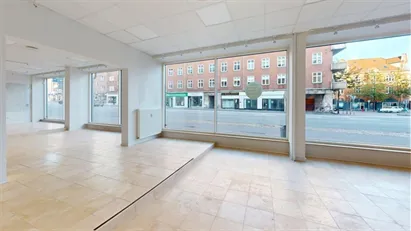 Stort erhvervslokale med markant facade mod Vesterbro Stort erhvervslokale med markant facade mod Vesterbro
